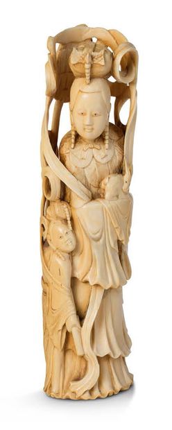 CHINE VERS 1920 
Statuette en ivoire, représentant une jeune femme accompagnée d'une...