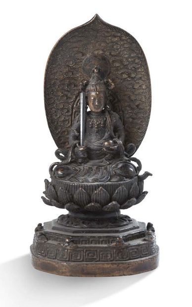 JAPON PÉRIODE EDO (1603-1868), XVIIe - XVIIIe SIÈCLE 棕色的铜制菩萨像，可能是
文殊菩萨，坐在莲花上，右手持...