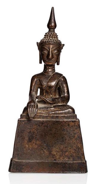 LAOS XVIIIe SIÈCLE 
Statuette en bronze, représentant le Bouddha assis en médiation,...
