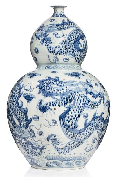 CHINE DANS LE STYLE DES MING, PÉRIODE RÉPUBLIQUE 
Large double gourd vase in celadon...