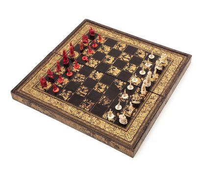 CHINE, CANTON VERS 1880 
Coffret à jeux, finement décoré à l'or sur fond brun de...