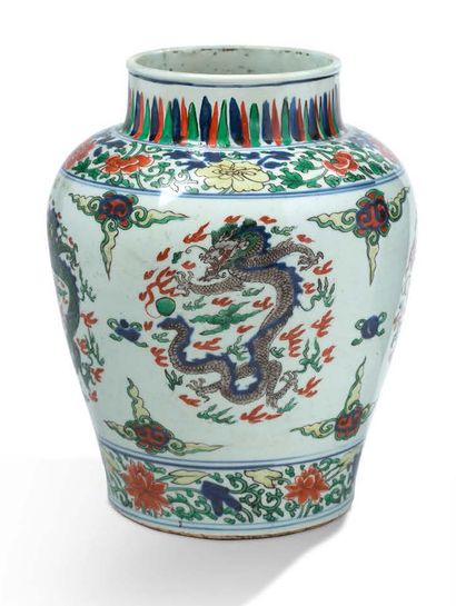 Chine XVIIe siècle Potiche balustre en porcelaine et émaux Wucai, à décor de quatre...