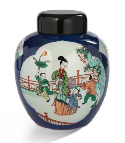 CHINE XXe siècle 
中国 二十世纪

蓝地绿彩仕女花卉纹罐
