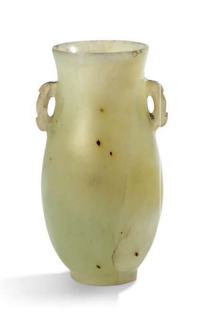 Chine XIXe siècle 
Vase de forme balustre en jade céladon, orné de deux anses stylisées.

H....