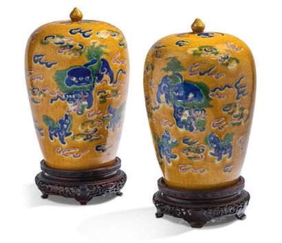 CHINE FIN XIXE SIÈCLE 
A pair of covered ovoid porcelain jars with polychrome enamelled...