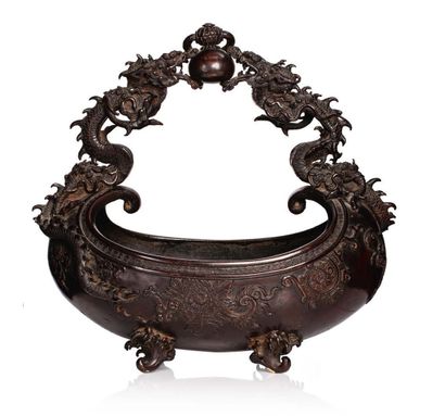 JAPON vers 1900 A bronze basket with a reddish-brown patina, reminiscent of a boat...