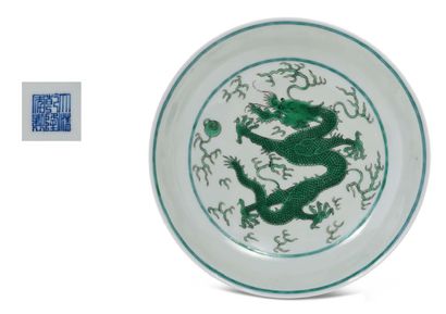 CHINE PÉRIODE QIANLONG (1735-1796) 清乾隆 乾隆篆书款绿彩五龙戏珠盘 (轻切屑，一侧有裂纹） 