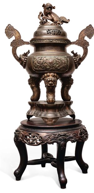 Vietnam vers 1900 
Grand brûle-parfum tripode couvert en bronze en trois parties,...