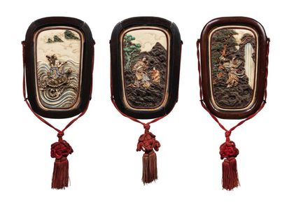 JAPON PÉRIODE MEIJI, VERS 1900 Trois plaques de forme ovale, en céramique de Satsuma,...