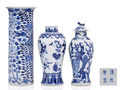 Chine XIXe siècle 
Lot de trois porcelaines bleu-blanc comprenant un vase cylindrique...