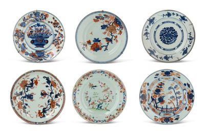 CHINE XVIIIe siècle 
Lot comprenant une paire de vases cornets, à décor en bleu de...