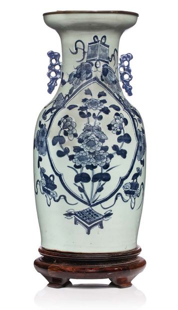 Chine XIXe siècle 
Vase céladon à décor en médaillon de bouquets fleuris bleu et...