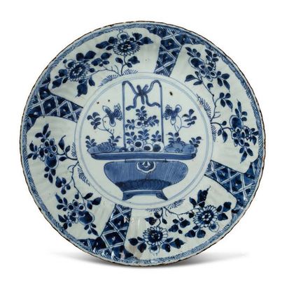 CHINE XVIIIe siècle 
中国 十八世纪

青花瓷花卉纹滚花边盘
