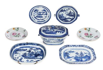 CHINE, COMPAGNIE DES INDES XVIIIe - DÉBUT XIXe SIÈCLE 
Lot de cinq porcelaines bleu-blanc...
