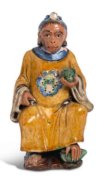CHINE DU SUD XIXE SIÈCLE 
Sujet en terre cuite émaillée représentant un singe sur...