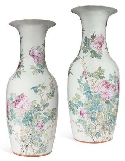 CHINE VERS 1950 
Paire de grands vases de forme balustre en porcelaine et émaux de...