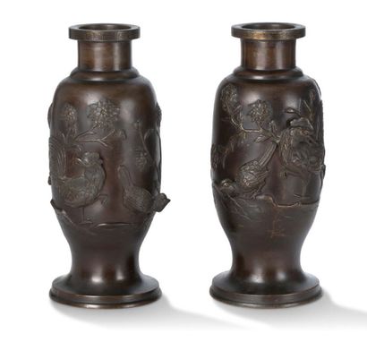 JAPON VERS 1900-1920 一对棕色的青铜花瓶，喇叭形底，直颈，瓶身浮雕有一只公鸡和一只母鸡，旁边是chrisyanthemata，颈部周边有希腊...