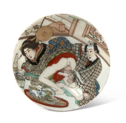 JAPON XXE SIECLE Coupelle en porcelaine à décor polychrome de type Shunga, représentant...