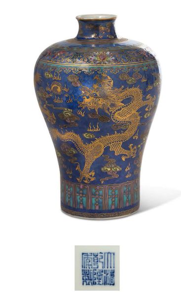 CHINE XXe siècle 
中国 二十世纪

仿乾隆款蓝地描金粉彩龙云龙纹瓶
