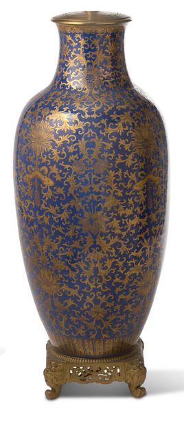 CHINE PÉRIODE QING, XIXE SIÈCLE Vase balustre en porcelaine et émail bleu poudré,...