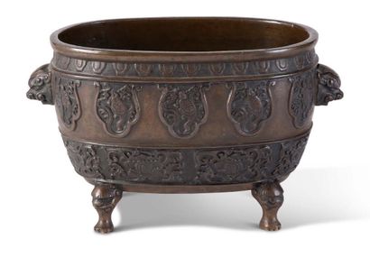 JAPON fin XIXe siècle Bronze incense burner with brown patina, oval shape on four...