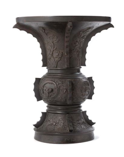 JAPON XIXE SIECLE 
Vase zun en bronze à décor en relief à quatre registres verticaux...