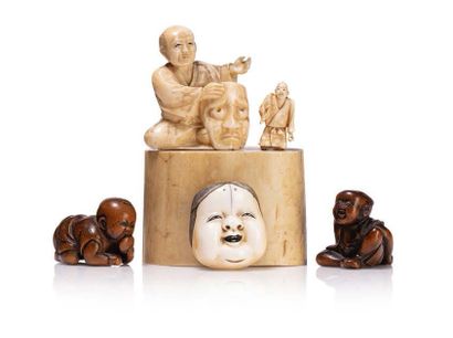 JAPON FIN XIXE ET DÉBUT XXE SIÈCLE 五件拍品，包括两件木制网饰，一件表现一个趴着吃麻糬的小孩，另一件表现一个坐着的小孩，背上抱着一个狮子座的面具；一件象牙和黑色亮点的冈山面具，署名Mitsuhiro；一件小型象牙和服，可能是一个大套装的一部分，一个带面具的坐着的男人；一个小型象牙主题，一个男人背着一个大萝卜。...