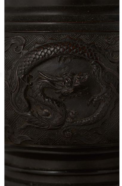 JAPON XIXE SIECLE 
Vase zun en bronze à décor en relief à quatre registres verticaux...