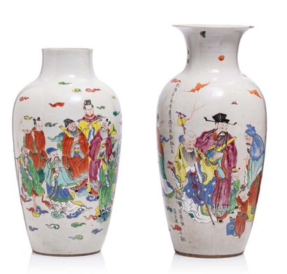 CHINE FIN DE LA PÉRIODE QING (1644-1912) 
Paire de vases balustres en porcelaine...