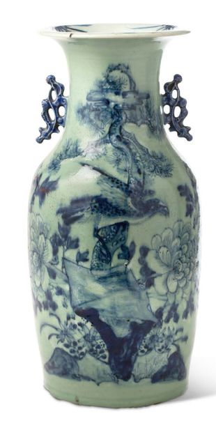 Chine XIXe siècle 
Un grand vase en porcelaine émaillée bleu céladon à décor en bleu...