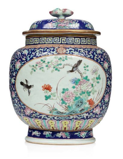 CHINE début XXe siècle 
° Vase couvert en porcelaine et émaux polychromes, à décor...