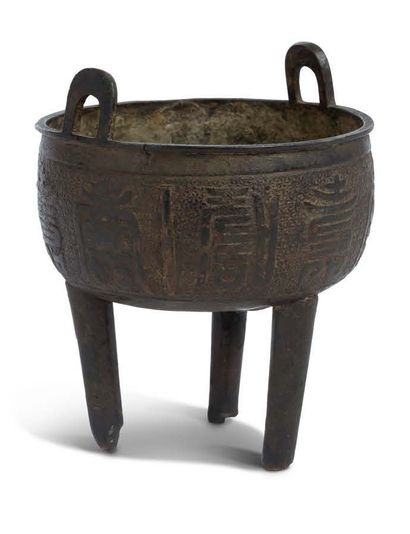Chine XIXe siècle 
Brûle-parfum Ding tripode en bronze, surmonté de deux anses, à...