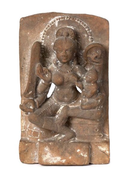 INDE MÉDIÉVALE XIIe - XIIIe SIÈCLE 
Stèle en grès beige rosé, représentant une divinité...