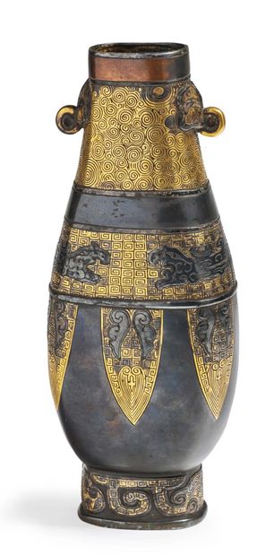 CHINE Époque Kangxi (1662-1722) 
Vase Hu en alliage de bronze à patine contrastée...