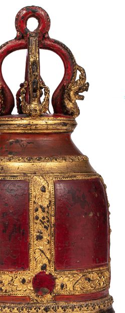 BIRMANIE XVIIIe - XVIe SIÈCLE 
Cloche de temple en bronze anciennement laqué et doré,...