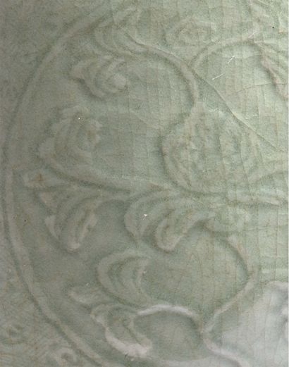 Chine XVIIe siècle 
Paire de tabourets en céramique émaillée céladon, à décor moulé...