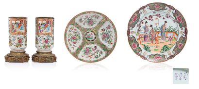 CHINE, Canton XIXe siècle Lot comprenant deux assiettes et deux vases en porcelaine...
