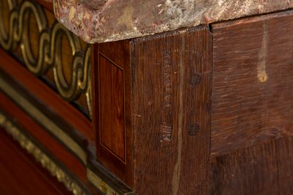 MARTIN CARLIN (CA. 1730-1785) 
一个重要的抽屉柜，在马齿苋框架下用带状缎面木料贴面，以复式圆角为衬托；呈长方形，凸起的正面有四个抽屉，其中三个没有横板；上面的抽屉隐藏在交错的门楣中；圆形的立柱；凸起的刀形腿；漂亮的装饰，如马齿苋模具、水叶框架、桂花环、马卡龙、锁口、双球体和剑杆。
由Martin...