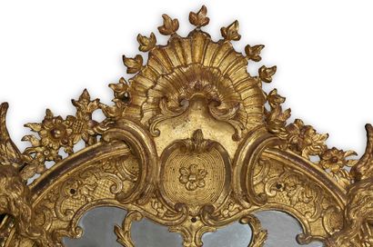 null 
雕花和镀金木釉的纪念性镜子，装饰着丰富的卷轴、扣子和凤凰，立柱上装饰着女性半身像，



。



摄政时期



H. 263; L.129cm



...