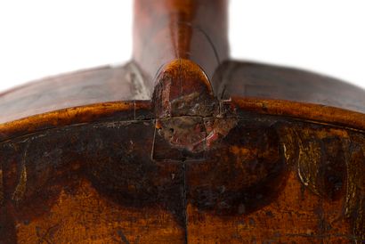 null 
为VERSAILLES的太阳王音乐提供的杰出乐器 低音小提琴，也被称为游行小提琴，中波纹枫木背板和侧板。顶部是由两块云杉制成的。仪器的背面（重新切割）绘有



法国的大型皇家徽章，在一个封闭的皇家皇冠下刻有一个圆圈，上部还有叶状的卷轴。肋骨上有彩绘铭文："Sit...