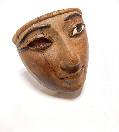 null 
镶嵌式木质SARCOPHAGE面具。



可见的技术部件，榫头，石灰和黑色颜料的遗迹。



埃及，新王国第18-20王朝（公元前1550/1069）。



H.16.9,...