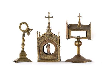 null RELIQUAIRE MONSTRANCE en cuivre gravé et doré. Boîte du reliquaire à décor de...