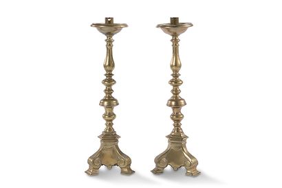 null Pair of bronze tripod altar candlesticks, turned shafts and vase, scrolled bases.
XVIIth...