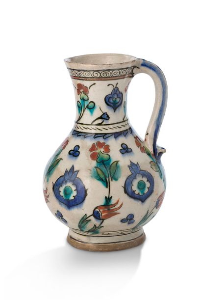 [IZNIK] 
Pichet, bardak, à panse piriforme en céramique siliceuse à décor peint en...