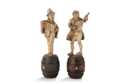 null DEUX MUSICIENS Deux statuettes en ivoire sculpté, un joueur de mandoline et...