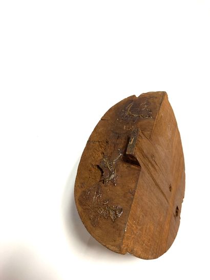 null 
镶嵌式木质SARCOPHAGE面具。



可见的技术部件，榫头，石灰和黑色颜料的遗迹。



埃及，新王国第18-20王朝（公元前1550/1069）。



H.16.9,...