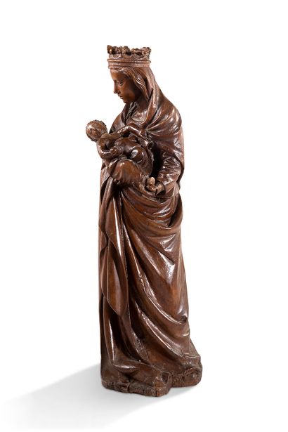 null 
+ 胡桃木圆雕的圣母与孩子。站着。



马利亚怀里抱着孩子，脸朝向他；她的头上戴着花冠，放在长长的面纱上；她身上裹着厚厚的、起伏不定的幔子。躺着的...