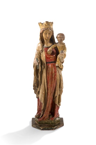  + 胡桃木雕刻，多色和镀金，粗糙的背面，带孩子的圣母。她略显蹒跚，左手抱着孩子；波浪形的头发上戴着花冠；大脸上有细长的眼睛，表情慈祥。...
