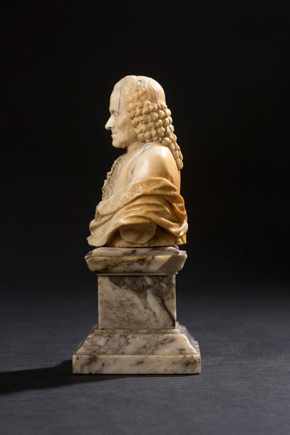 ATELIER DES FRÈRES ROSSET, Portrait de Voltaire (1694-1778)
Buste petite nature en...