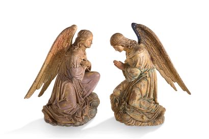  + 一对可爱的天使在木头上雕刻成圆形和多色的。 法国南部，16世纪 高76厘米和77厘米...
